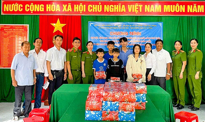 Học Bác, làm những việc vì lợi ích của dân