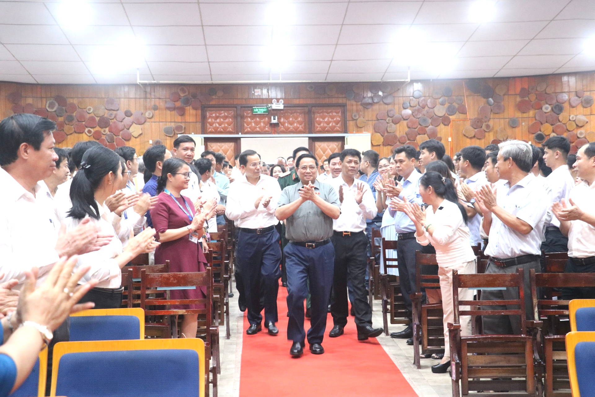 Thủ tướng Phạm Minh Chính tiếp xúc cử tri là đại diện giảng viên, cán bộ, công chức, viên chức ngành khoa học công nghệ trên địa bàn TP Cần Thơ