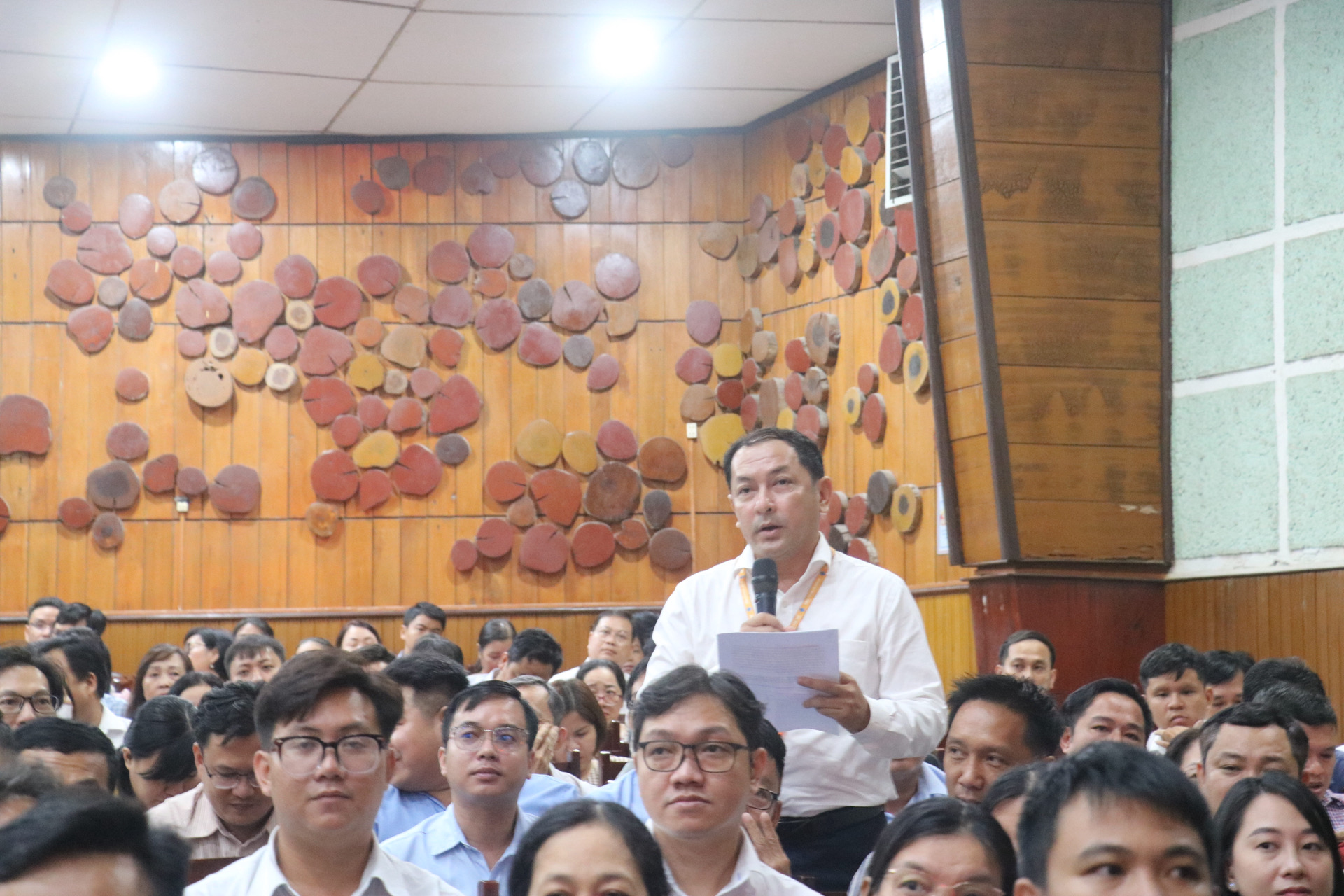 Thủ tướng Phạm Minh Chính tiếp xúc cử tri là đại diện giảng viên, cán bộ, công chức, viên chức ngành khoa học công nghệ trên địa bàn TP Cần Thơ