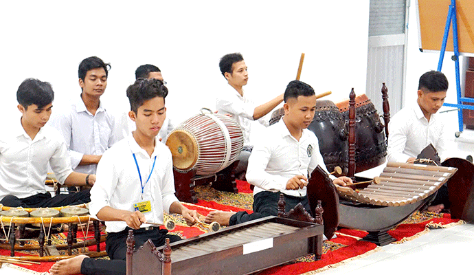 ថាច់ញ៉ឹកហាវ ជក់ចិត្តនឹងភ្លេងប្រពៃណី