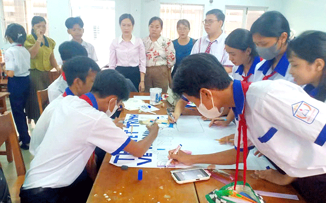 វេទិការបស់កុមារជនជាតិភាគតិចនៅកឹងធើ