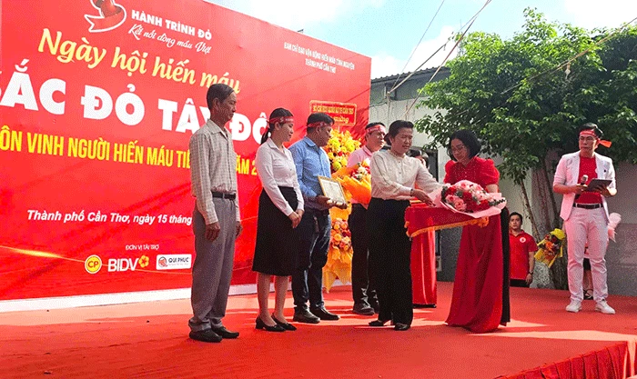 Ngày hội “Sắc đỏ Tây đô”, tôn vinh người hiếu máu tiêu biểu