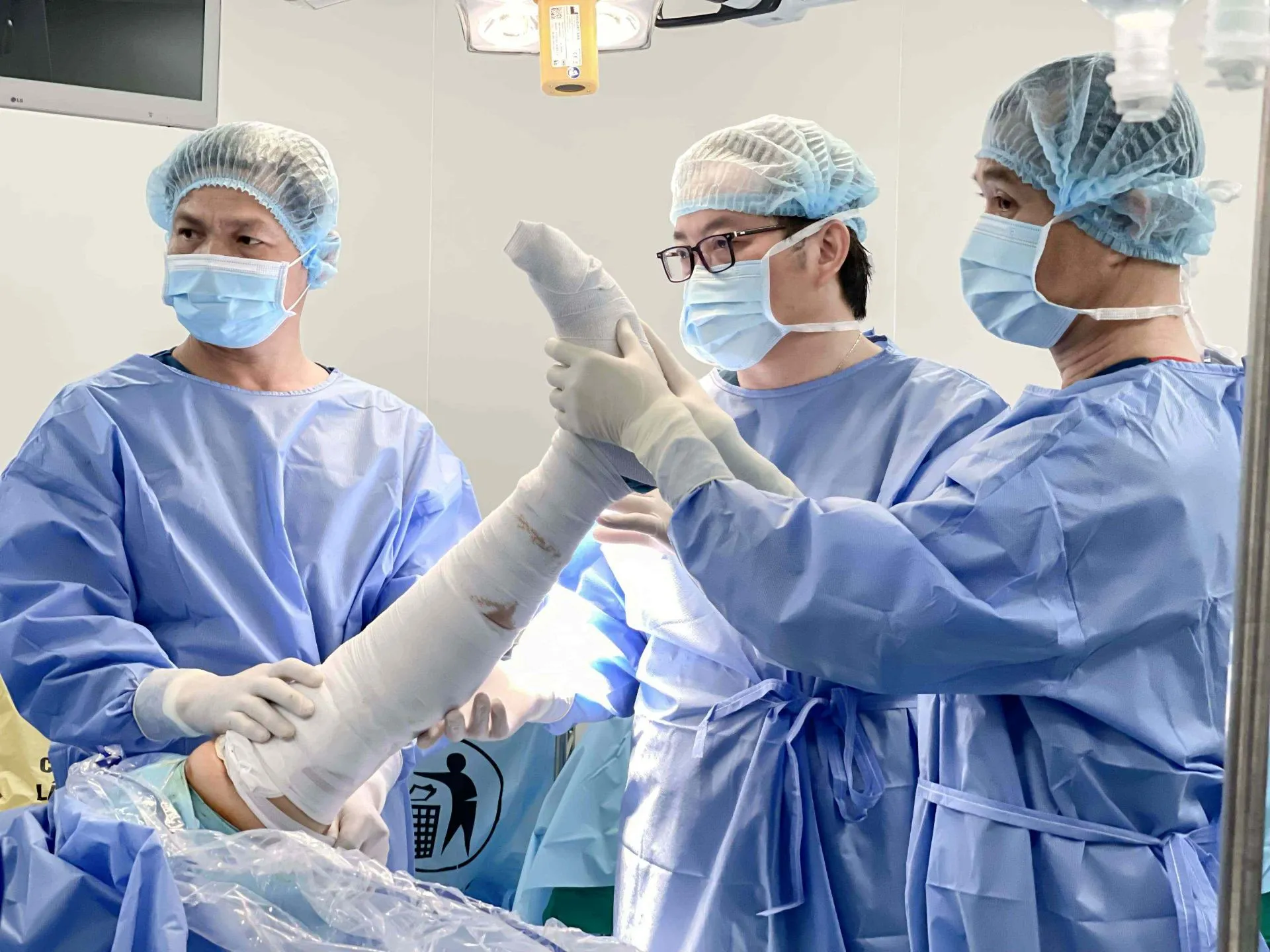 Vinmec Cần Thơ phẫu thuật thành công chấn thương khớp gối do đá bóng, thực hiện bởi giáo sư từng điều trị cầu thủ chuyên nghiệp