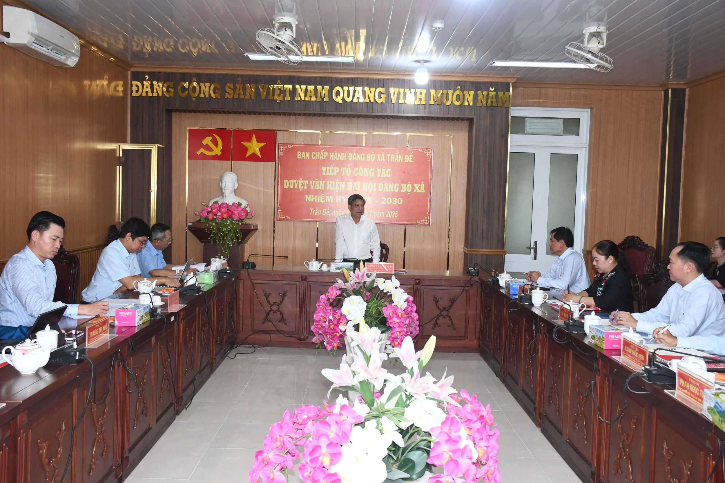 Lãnh đạo thành phố góp ý dự thảo văn kiện đại hội đảng bộ các xã, phường