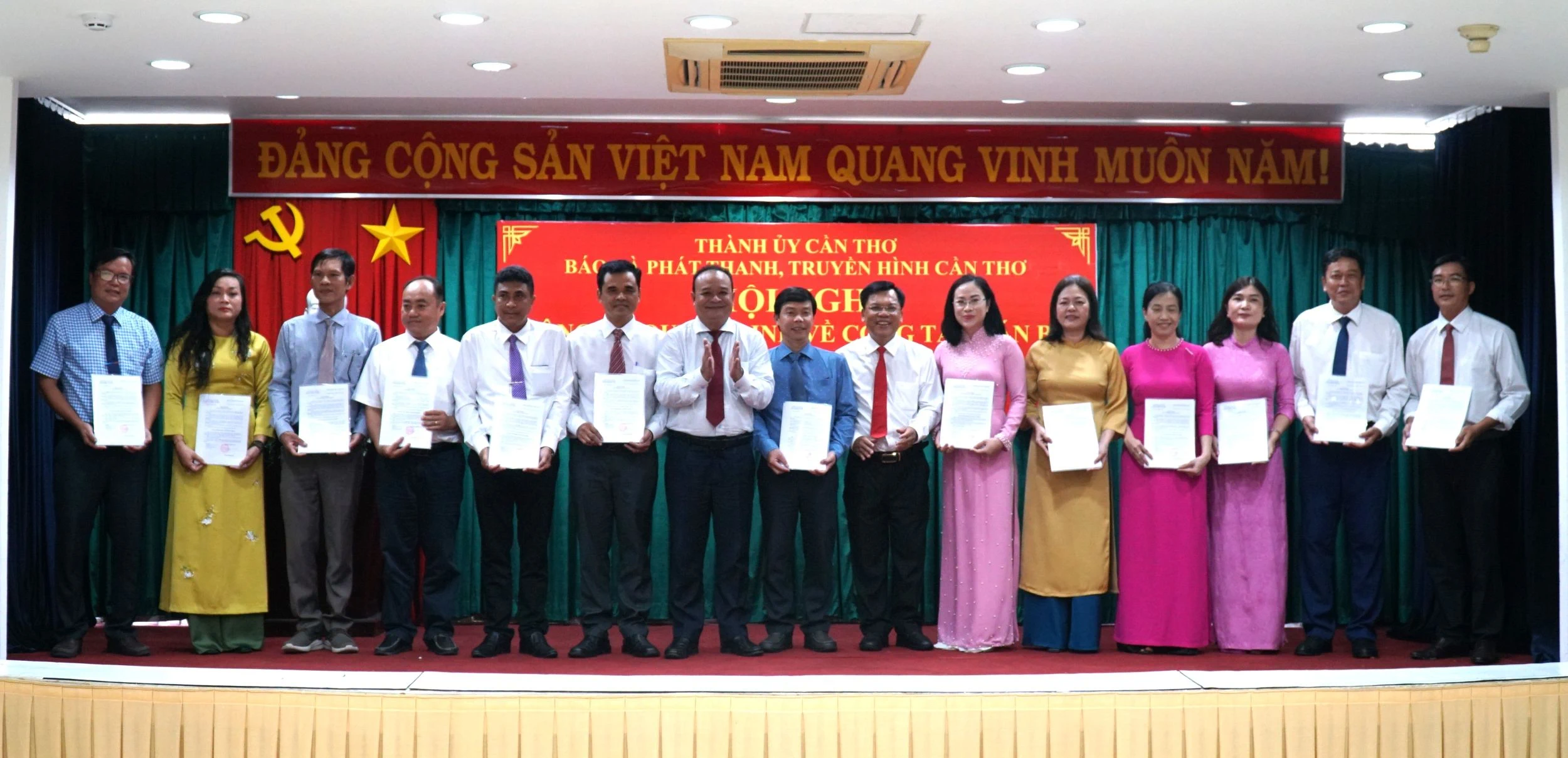 Thành lập và bổ nhiệm cán bộ lãnh đạo 13 phòng chuyên môn của Báo và Phát thanh, Truyền hình Cần Thơ