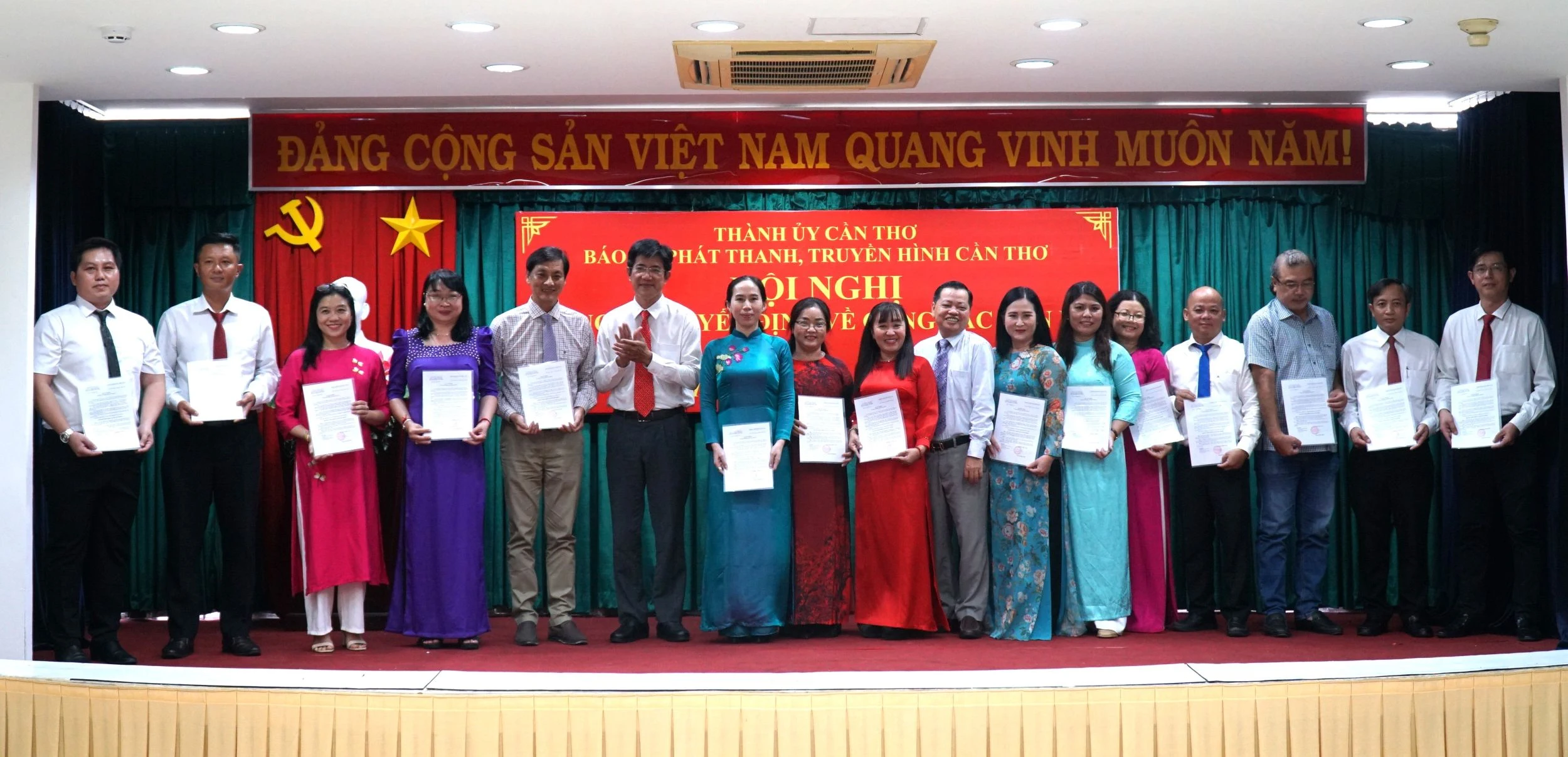 Thành lập và bổ nhiệm cán bộ lãnh đạo 13 phòng chuyên môn của Báo và Phát thanh, Truyền hình Cần Thơ