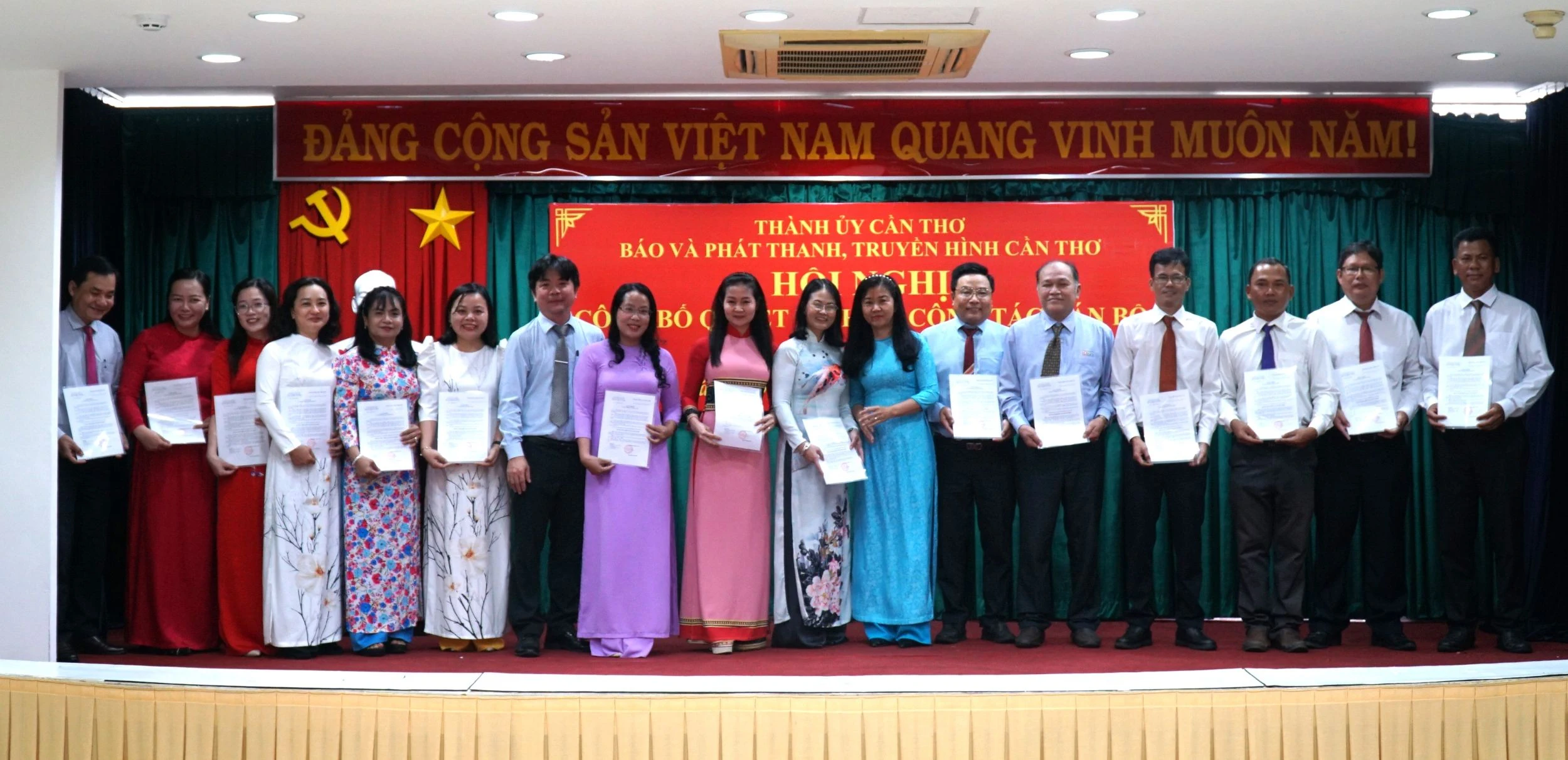 Thành lập và bổ nhiệm cán bộ lãnh đạo 13 phòng chuyên môn của Báo và Phát thanh, Truyền hình Cần Thơ