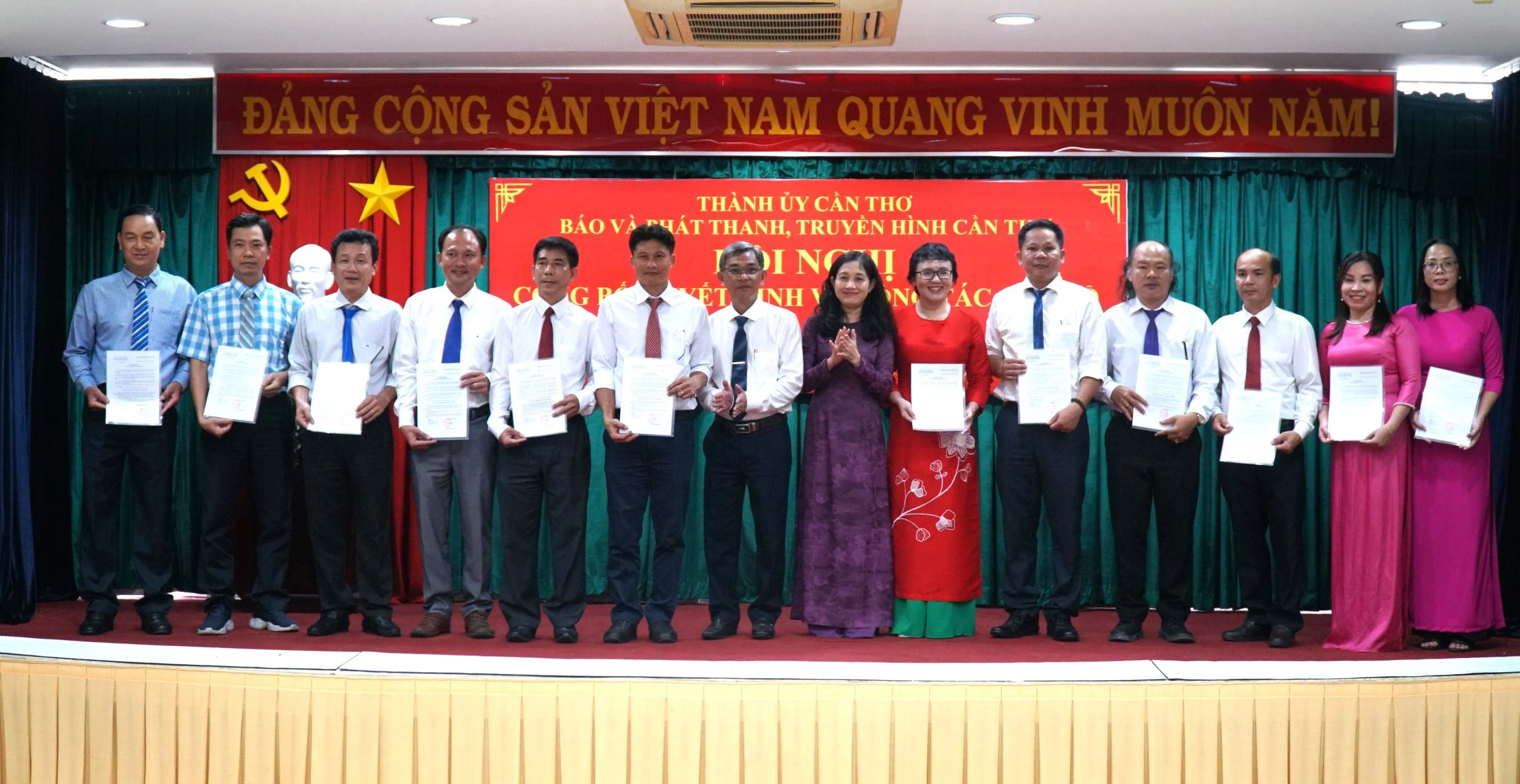 Thành lập và bổ nhiệm cán bộ lãnh đạo 13 phòng chuyên môn của Báo và Phát thanh, Truyền hình Cần Thơ