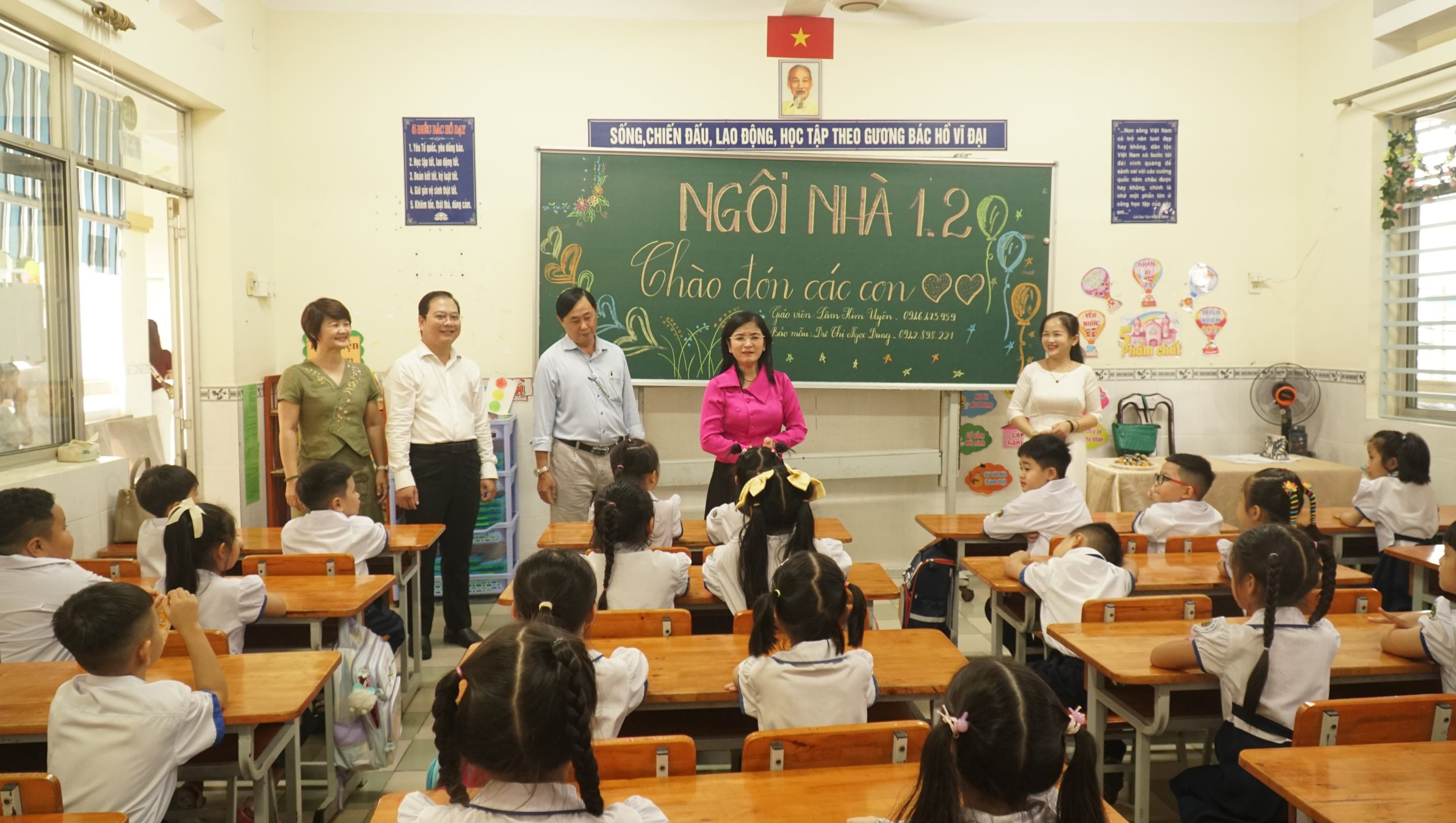 Học sinh lớp 1 háo hức ngày tựu trường