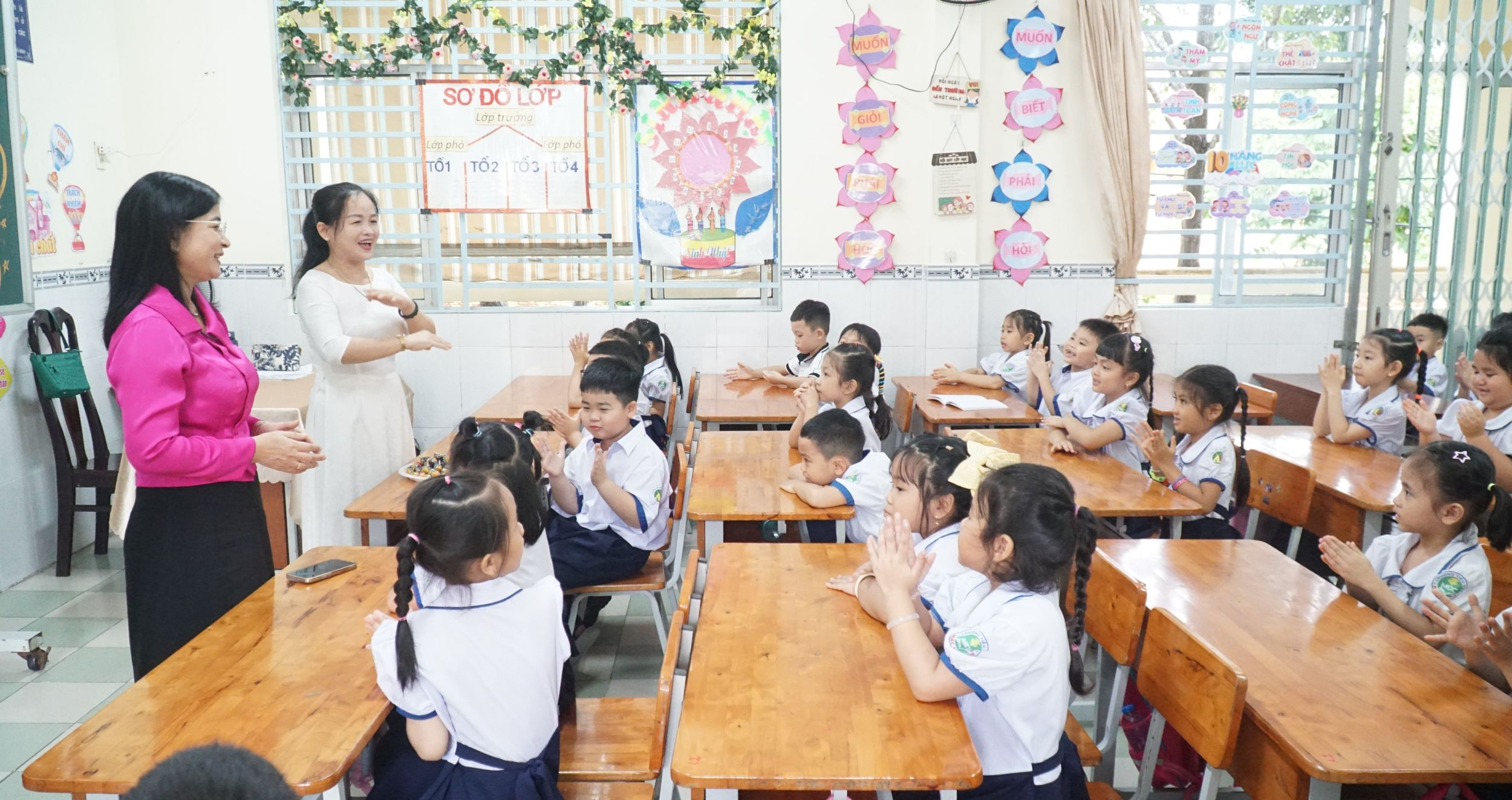 Học sinh lớp 1 háo hức ngày tựu trường