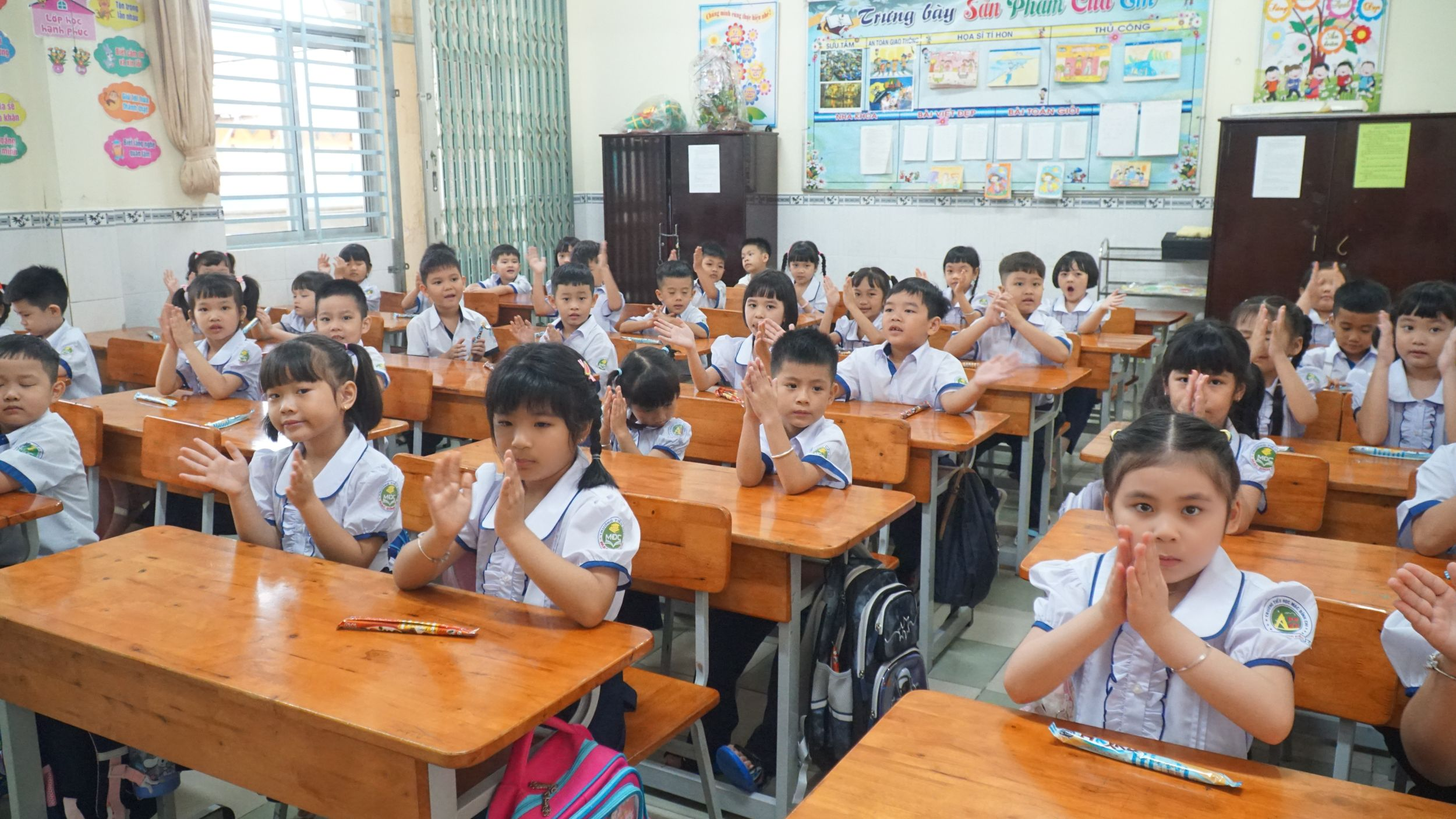 Học sinh lớp 1 háo hức ngày tựu trường