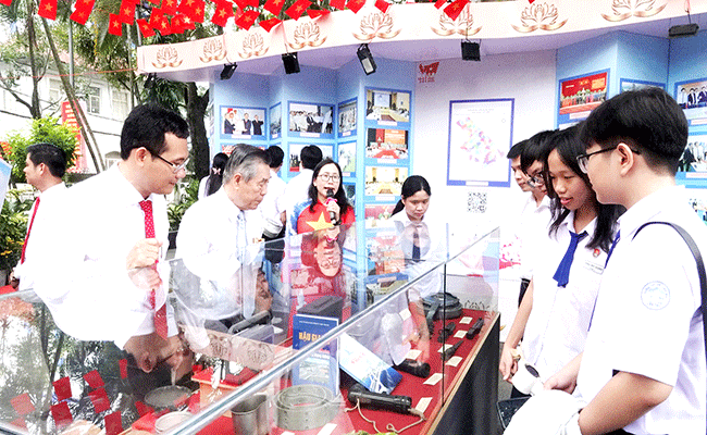 តាំងពិព័រណ៍រូបថត "៨០ឆ្នាំ - កឹងធើមោទនភាពអភិវឌ្ឍឆ្ពោះទៅមុខ"
