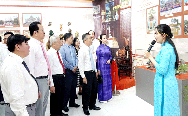 តាំងពិព័រណ៍រូបថត "៨០ឆ្នាំ - កឹងធើមោទនភាពអភិវឌ្ឍឆ្ពោះទៅមុខ"