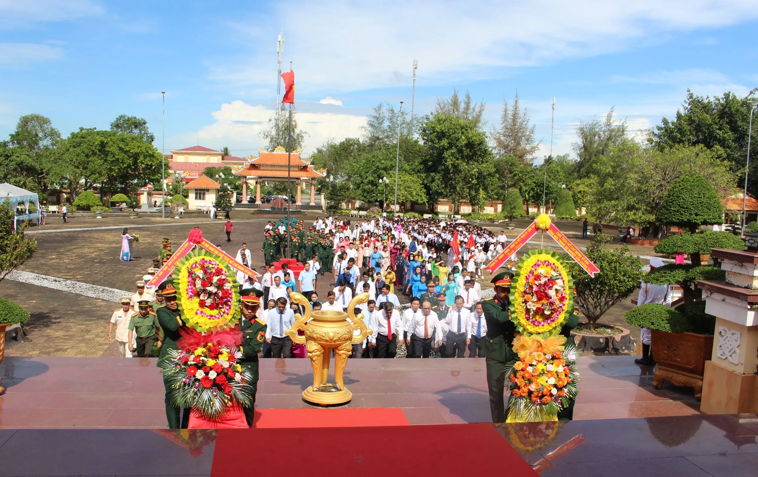 Lãnh đạo TP Cần Thơ viếng nghĩa trang liệt sĩ và Đền thờ Bác Hồ