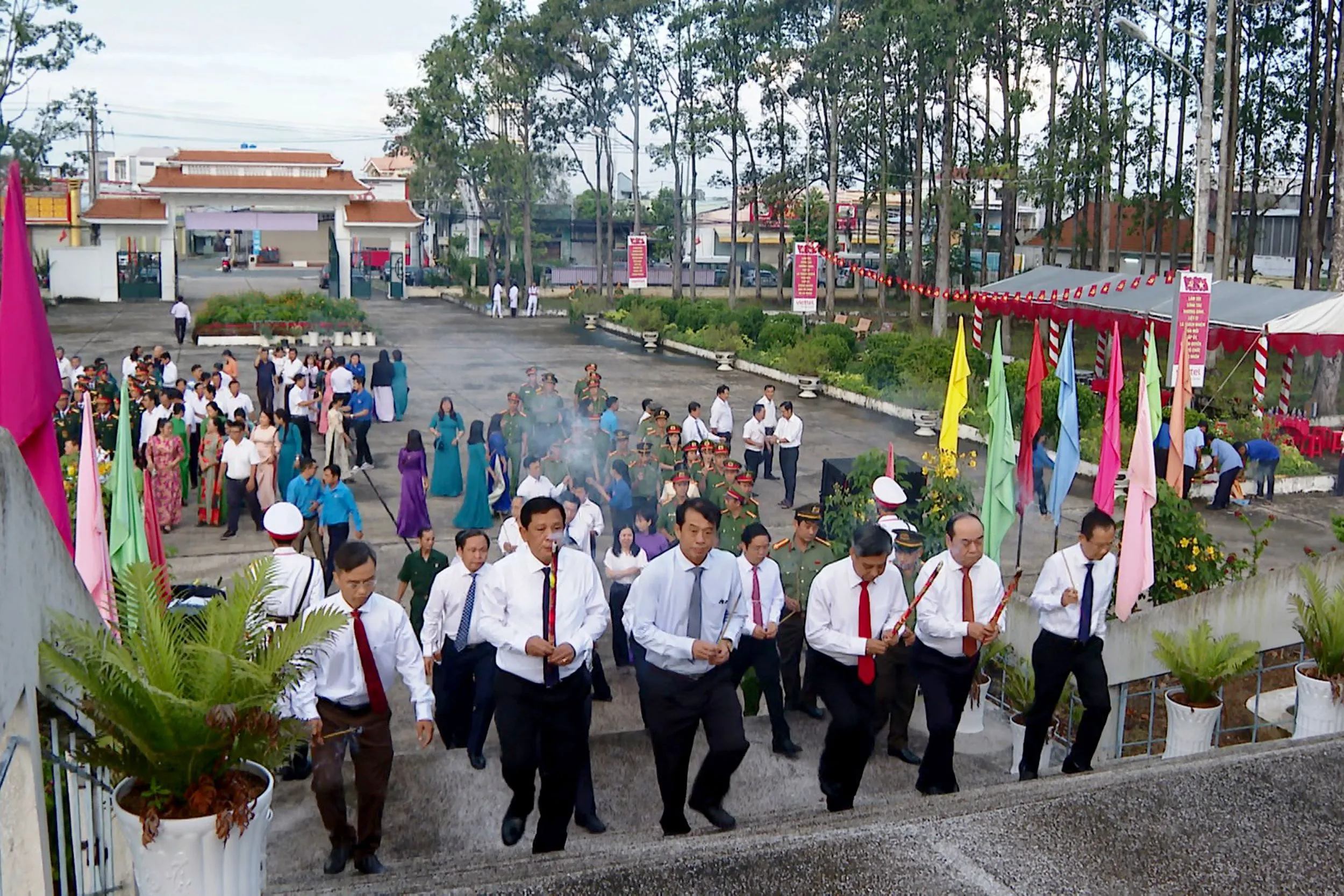 Lãnh đạo TP Cần Thơ viếng nghĩa trang liệt sĩ và Đền thờ Bác Hồ