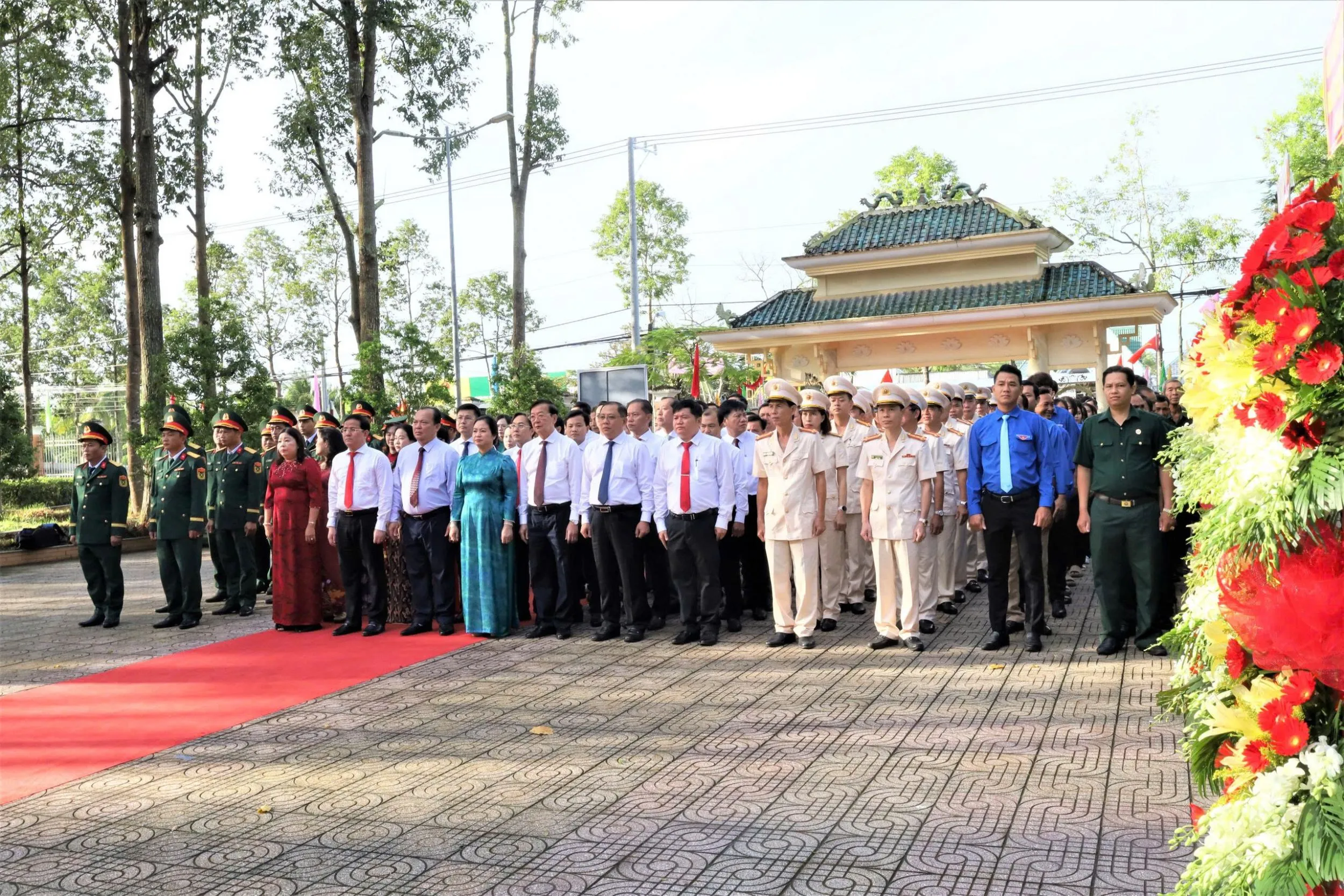 Lãnh đạo TP Cần Thơ viếng nghĩa trang liệt sĩ và Đền thờ Bác Hồ