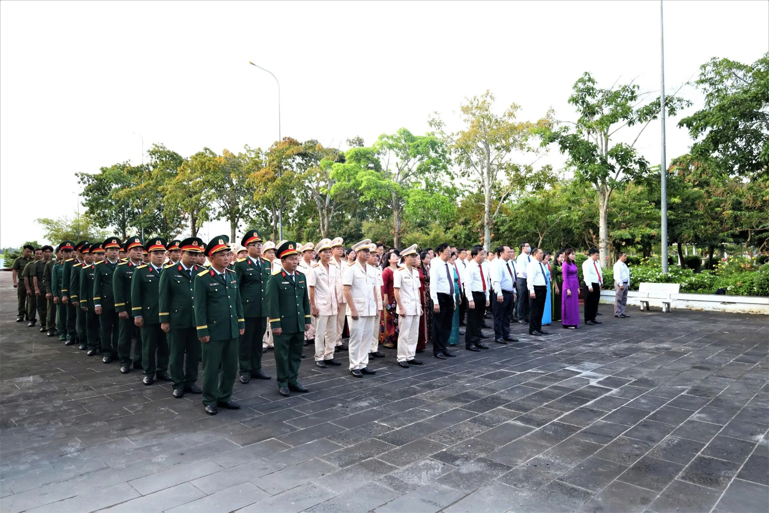 Lãnh đạo TP Cần Thơ viếng nghĩa trang liệt sĩ và Đền thờ Bác Hồ