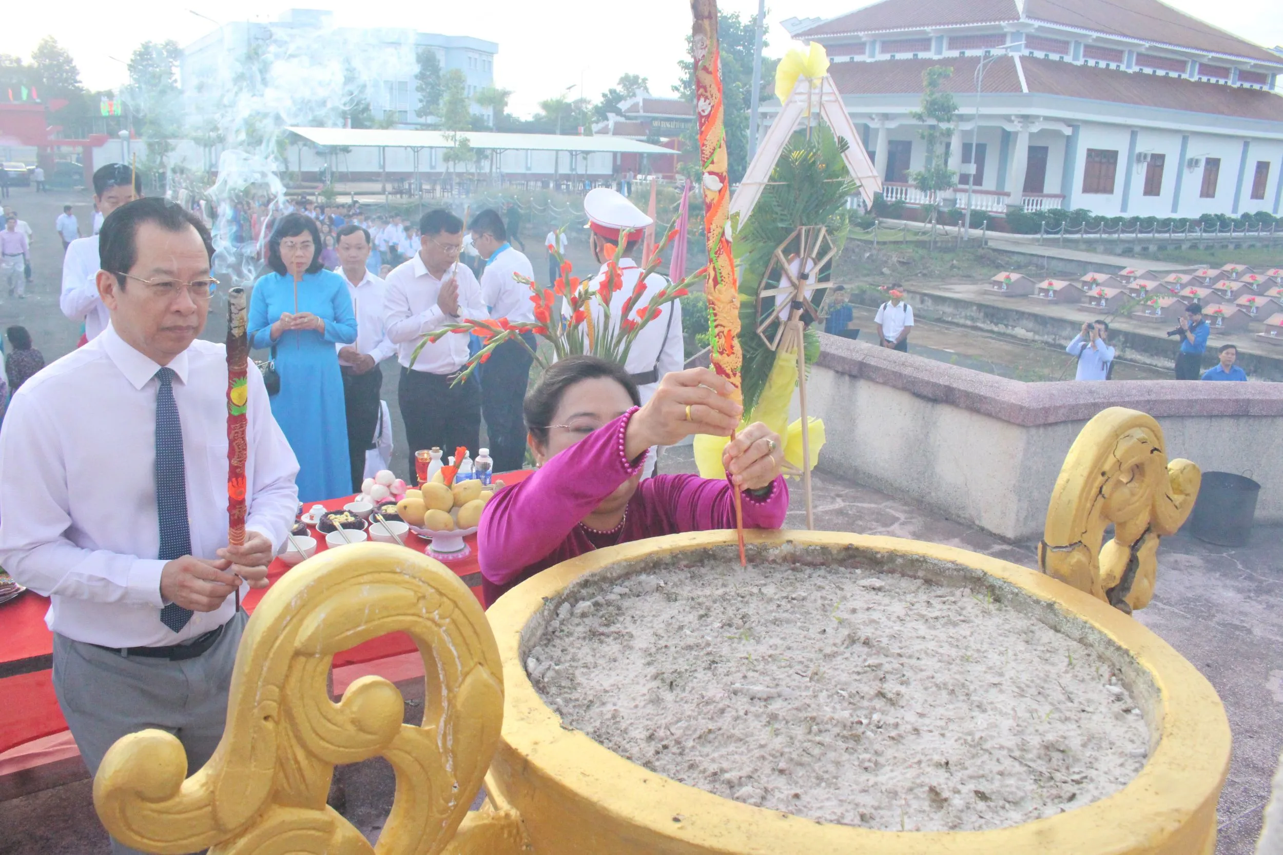 Lãnh đạo TP Cần Thơ viếng nghĩa trang liệt sĩ và Đền thờ Bác Hồ
