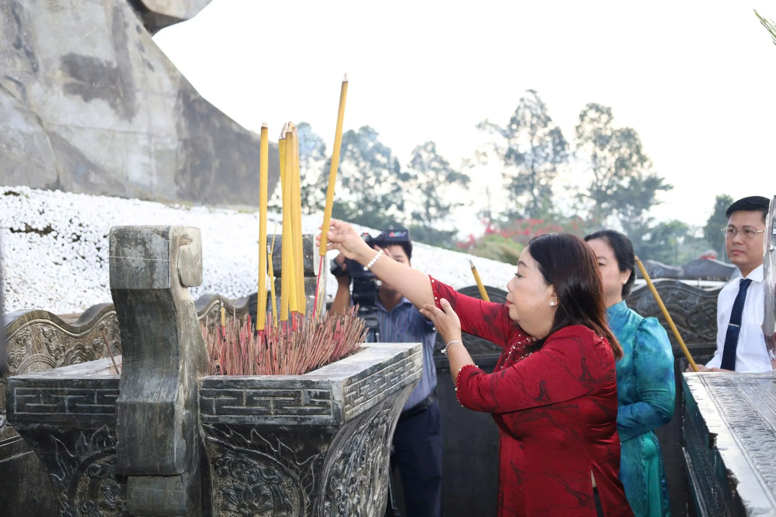 Lãnh đạo TP Cần Thơ viếng nghĩa trang liệt sĩ và Đền thờ Bác Hồ