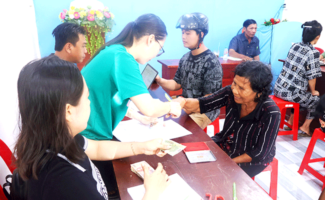 ប្រជាជនរីករាយទទួលអំណោយបុណ្យឯករាជ្យ
