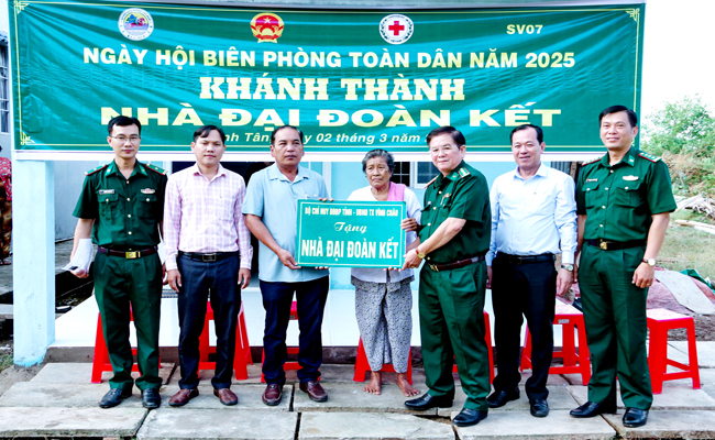 រឹតបន្តឹងចំណងសាមគ្គីកងទ័ព - ប្រជាជន