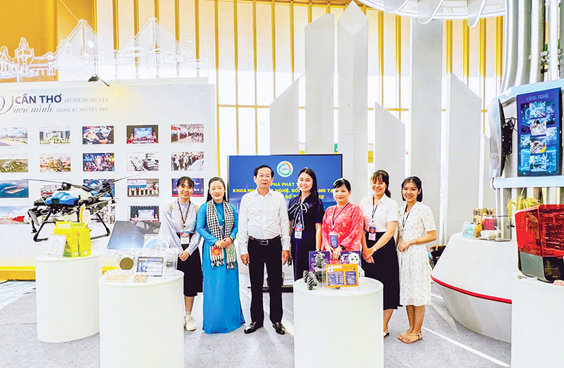 Triển lãm “Rạng rỡ Cần Thơ - Vị thế mới, tầm nhìn mới” - Ấn tượng thành tựu của thành phố sau 80 năm