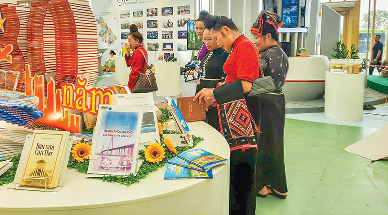 Triển lãm “Rạng rỡ Cần Thơ - Vị thế mới, tầm nhìn mới” - Ấn tượng thành tựu của thành phố sau 80 năm