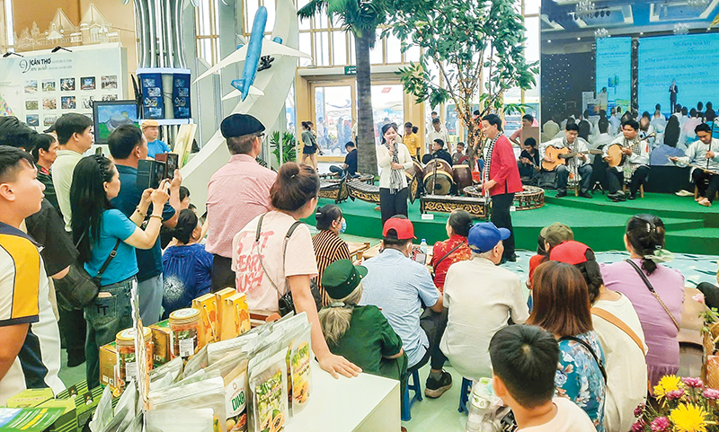 Triển lãm “Rạng rỡ Cần Thơ - Vị thế mới, tầm nhìn mới” - Ấn tượng thành tựu của thành phố sau 80 năm