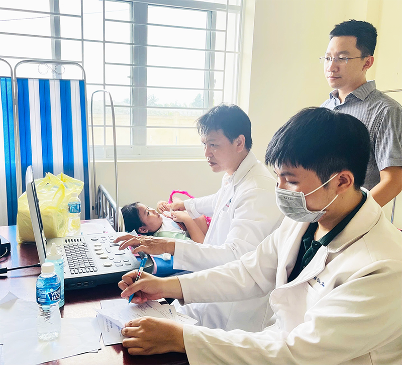 Khám bệnh cho 500 bà con ở cù lao Tân Lộc