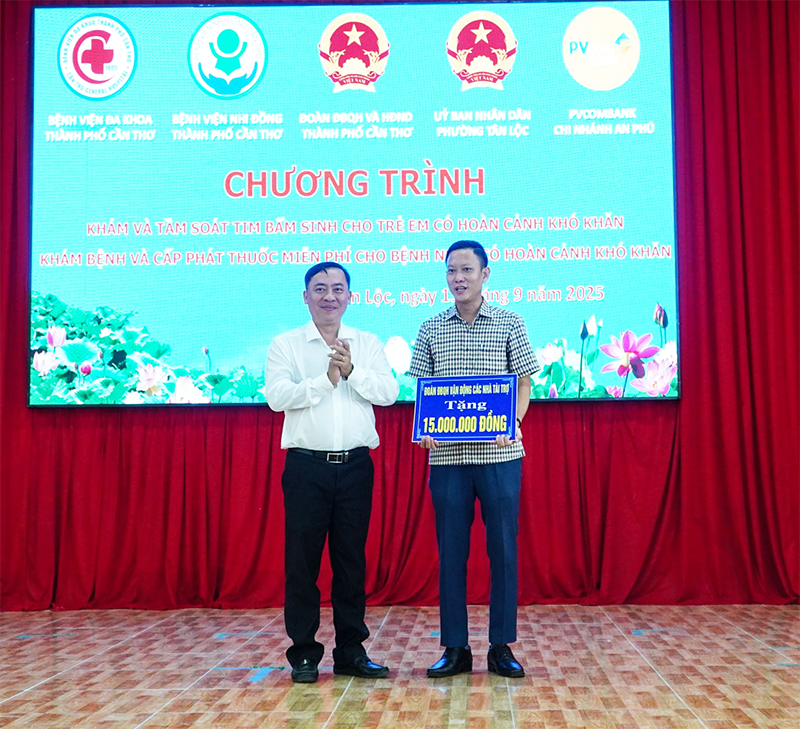 Khám bệnh cho 500 bà con ở cù lao Tân Lộc