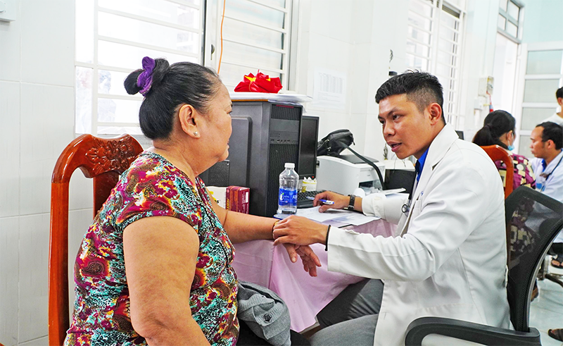 Khám bệnh cho 500 bà con ở cù lao Tân Lộc