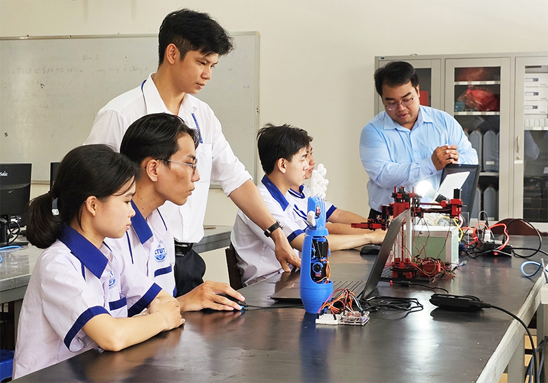 Tạo đột phá phát triển giáo dục và đào tạo