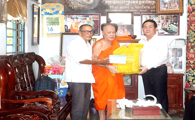 ថ្នាក់ដឹកនាំទីក្រុងកឹងធើ សួរសុខទុក្ខនិងប្រសិទ្ធពរបុណ្យសែនដូនតារបស់ជនរួមជាតិខ្មែរ