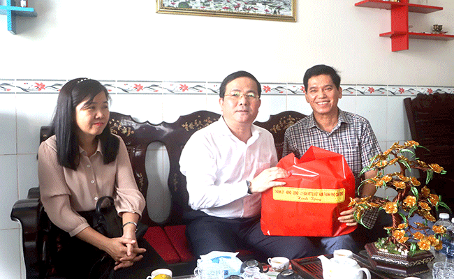 ថ្នាក់ដឹកនាំទីក្រុងកឹងធើ សួរសុខទុក្ខនិងប្រសិទ្ធពរបុណ្យសែនដូនតារបស់ជនរួមជាតិខ្មែរ