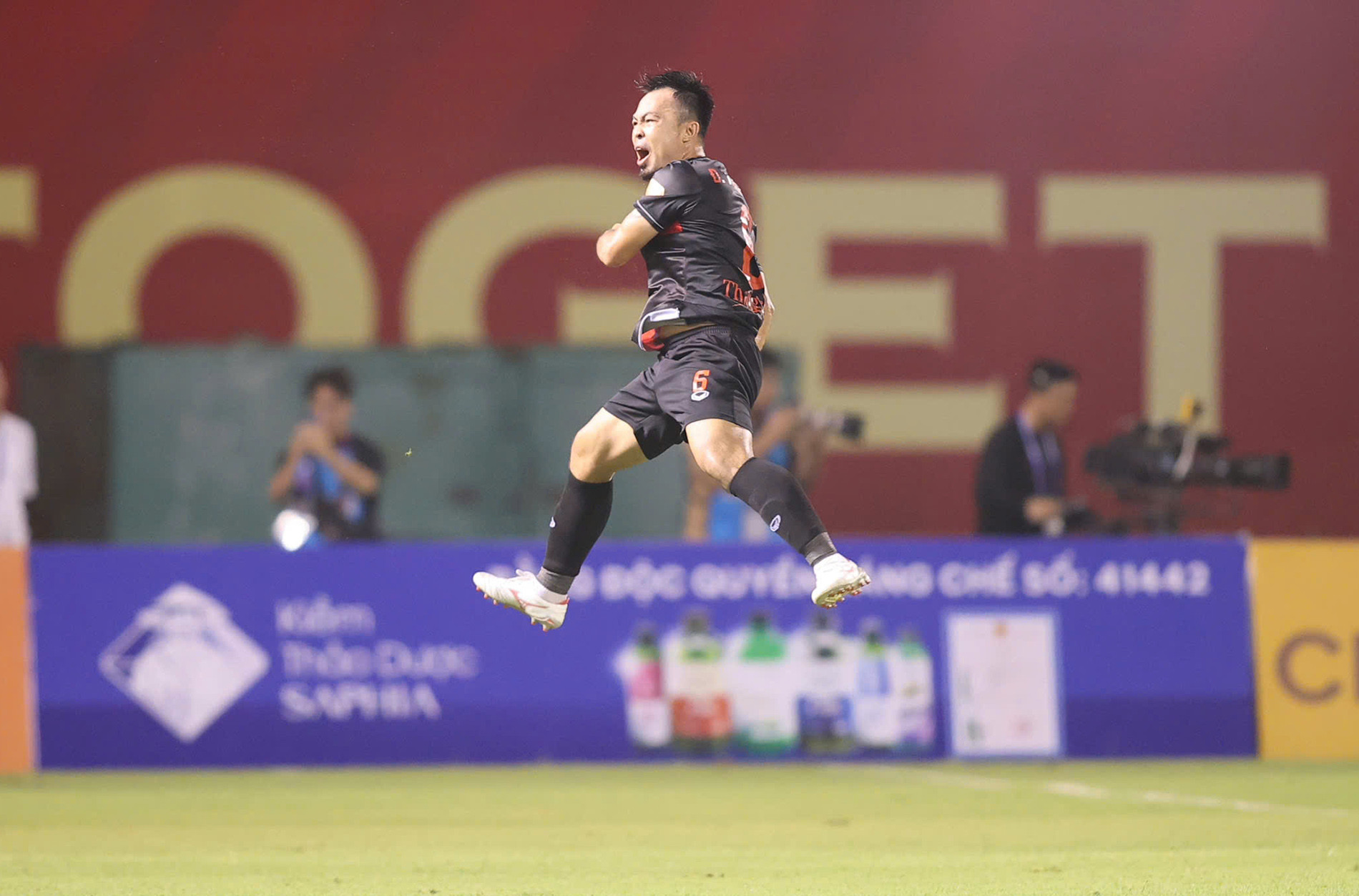 Tân binh hạ đương kim vô địch