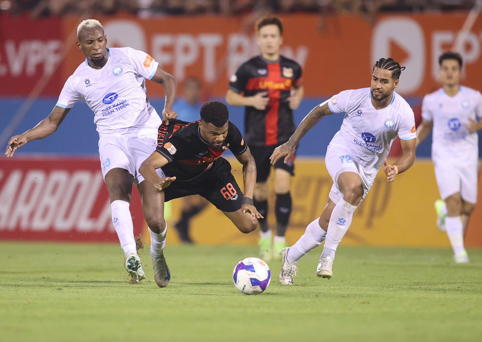 Tân binh hạ đương kim vô địch