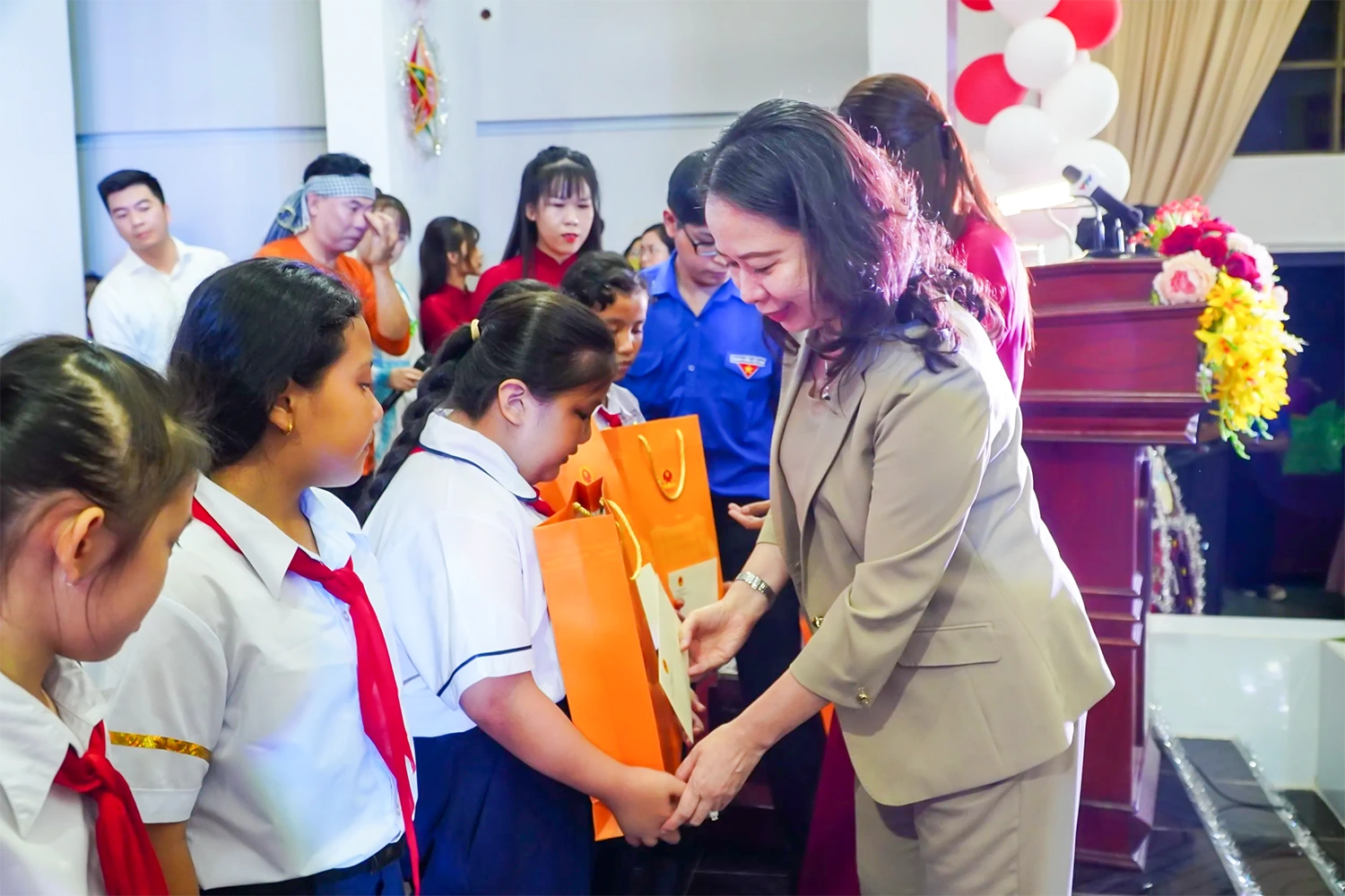 Phó Chủ tịch nước Võ Thị Ánh Xuân vui Trung thu với trẻ em Cần Thơ