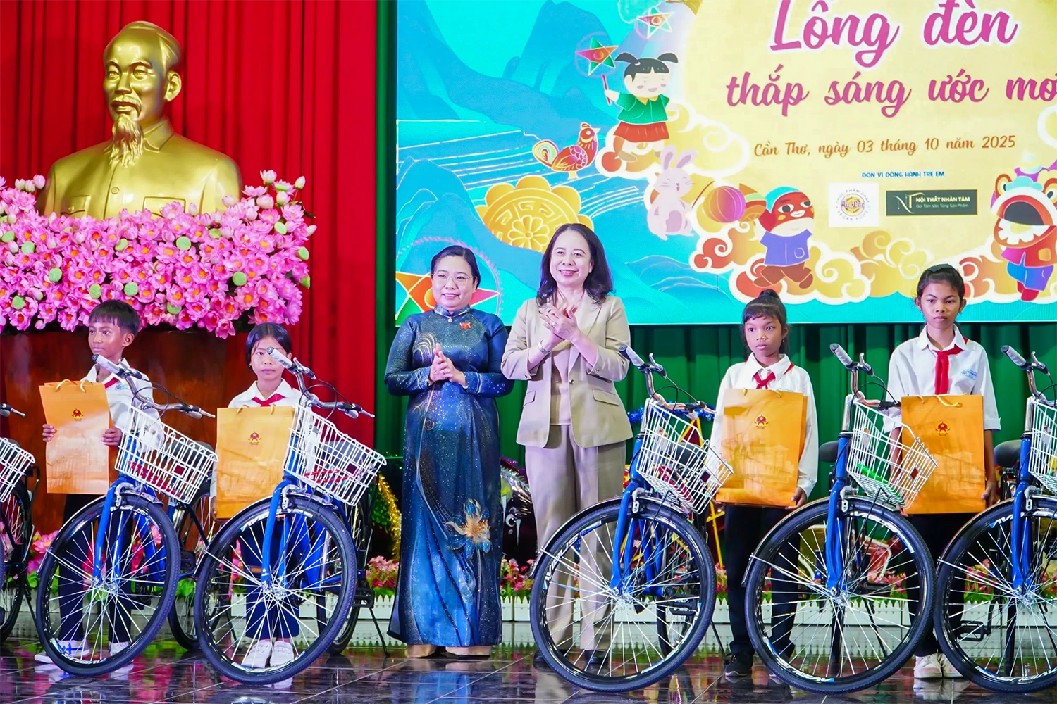 Phó Chủ tịch nước Võ Thị Ánh Xuân vui Trung thu với trẻ em Cần Thơ