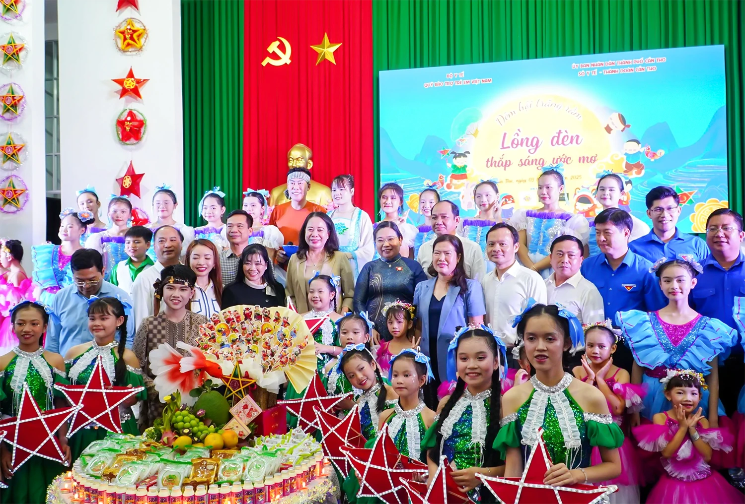 Phó Chủ tịch nước Võ Thị Ánh Xuân vui Trung thu với trẻ em Cần Thơ