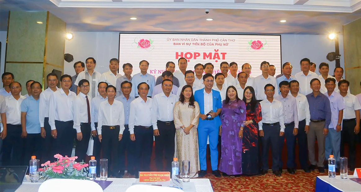 lãnh đạo thành phố và các đại biểu chụp ảnh lưu niệm tại buổi họp mặt 20-10.