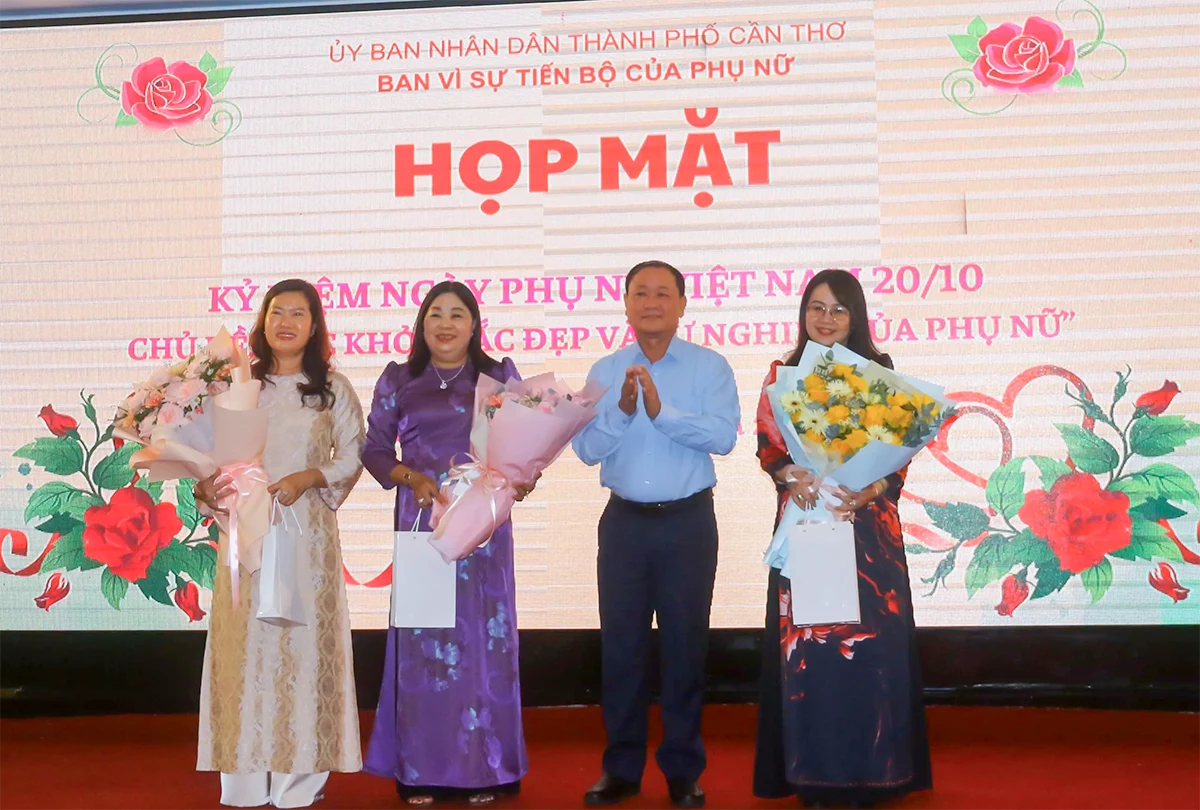 Ông Bùi Hoàng Liêm, Phó Giám đốc Sở Nội vụ TP Cần Thơ tặng hoa chúc mừng ngày 20-10 đến các nữ lãnh đạo của thành phố