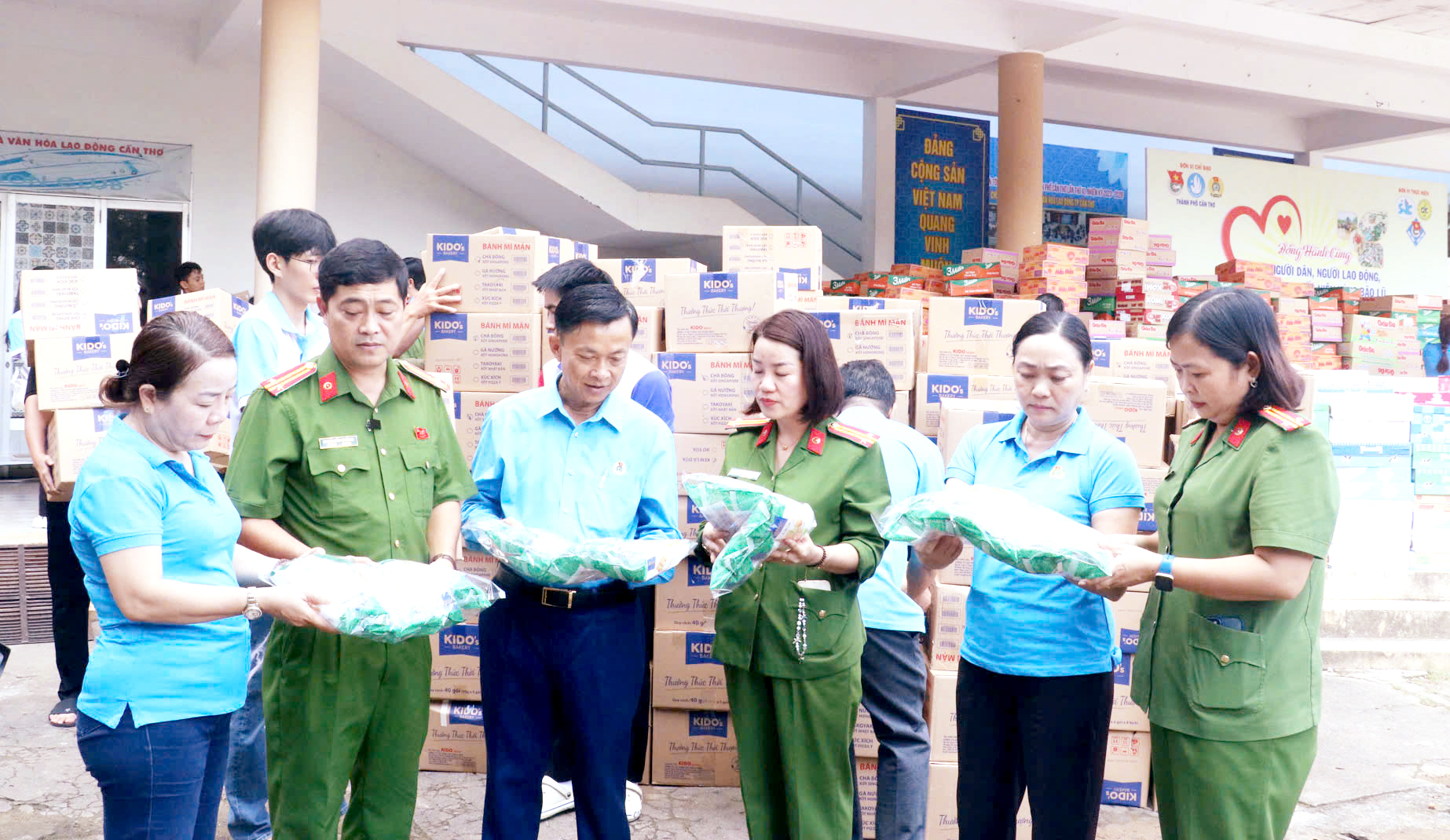 ចេញដំណើរឧបត្ថម្ភជនរួមជាតិតំបន់ទឹកជំនន់ខេត្តថាយង្វៀង