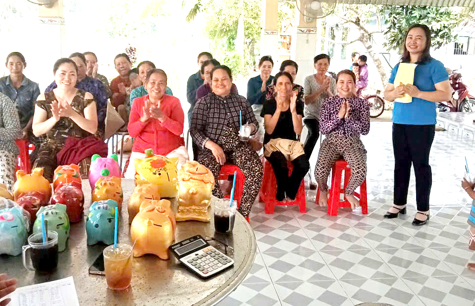 ក្រុមនារីខ្មែរជាមួយទម្រង់ " ច្នៃសំរាមទៅជាប្រាក់ "