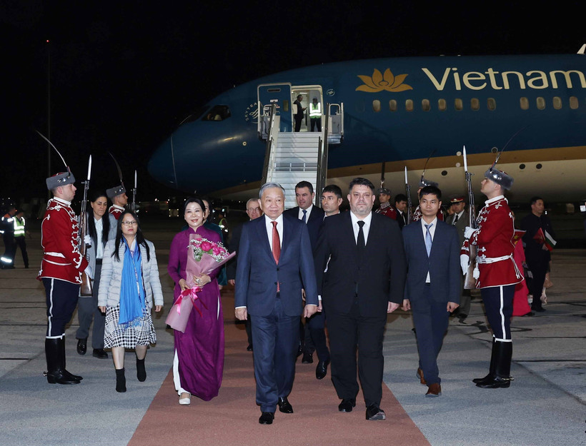 Vietnamese Party chief lands in Bulgaria to bolster ties