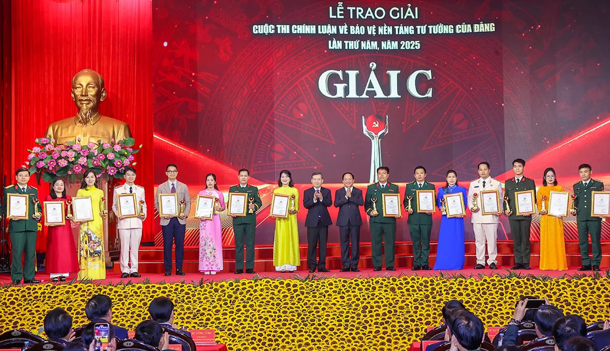 Chủ tịch nước Lương Cường dự Lễ trao giải Cuộc thi Chính luận về Bảo vệ nền tảng tư tưởng của Đảng lần thứ Năm