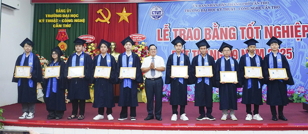 Trường Đại học Kỹ thuật - Công nghệ Cần Thơ trao bằng tốt nghiệp cho tân kỹ sư, cử nhân