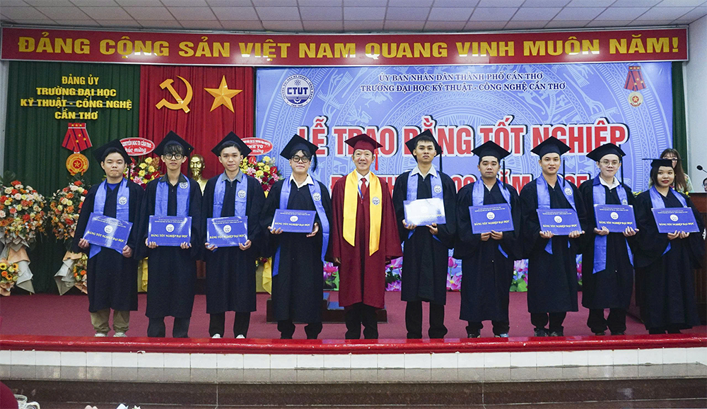Trường Đại học Kỹ thuật - Công nghệ Cần Thơ trao bằng tốt nghiệp cho tân kỹ sư, cử nhân