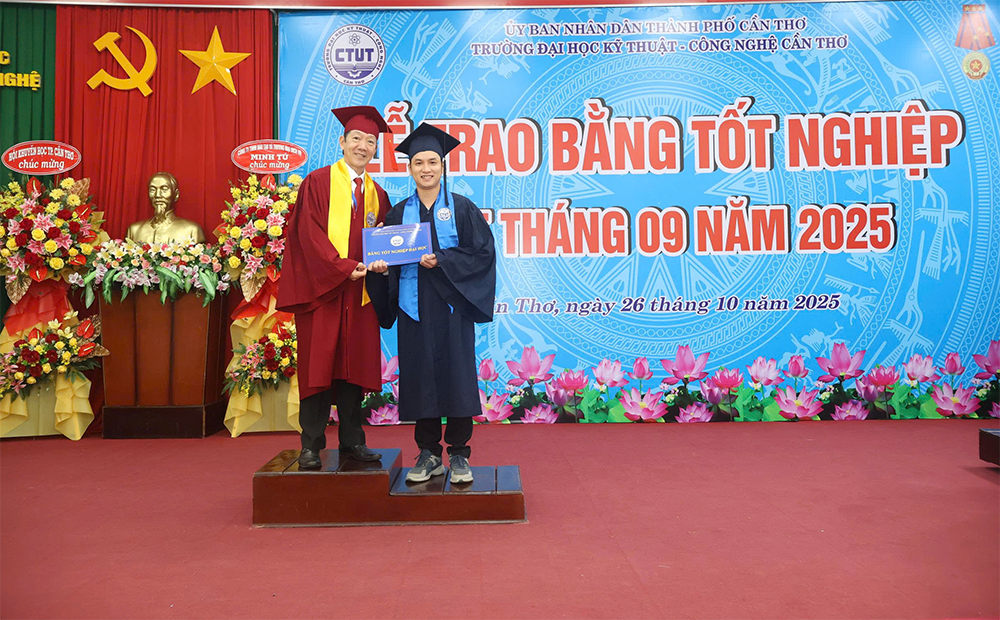 Trường Đại học Kỹ thuật - Công nghệ Cần Thơ trao bằng tốt nghiệp cho tân kỹ sư, cử nhân