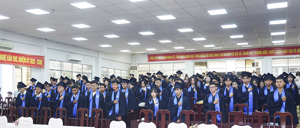 Trường Đại học Kỹ thuật - Công nghệ Cần Thơ trao bằng tốt nghiệp cho tân kỹ sư, cử nhân