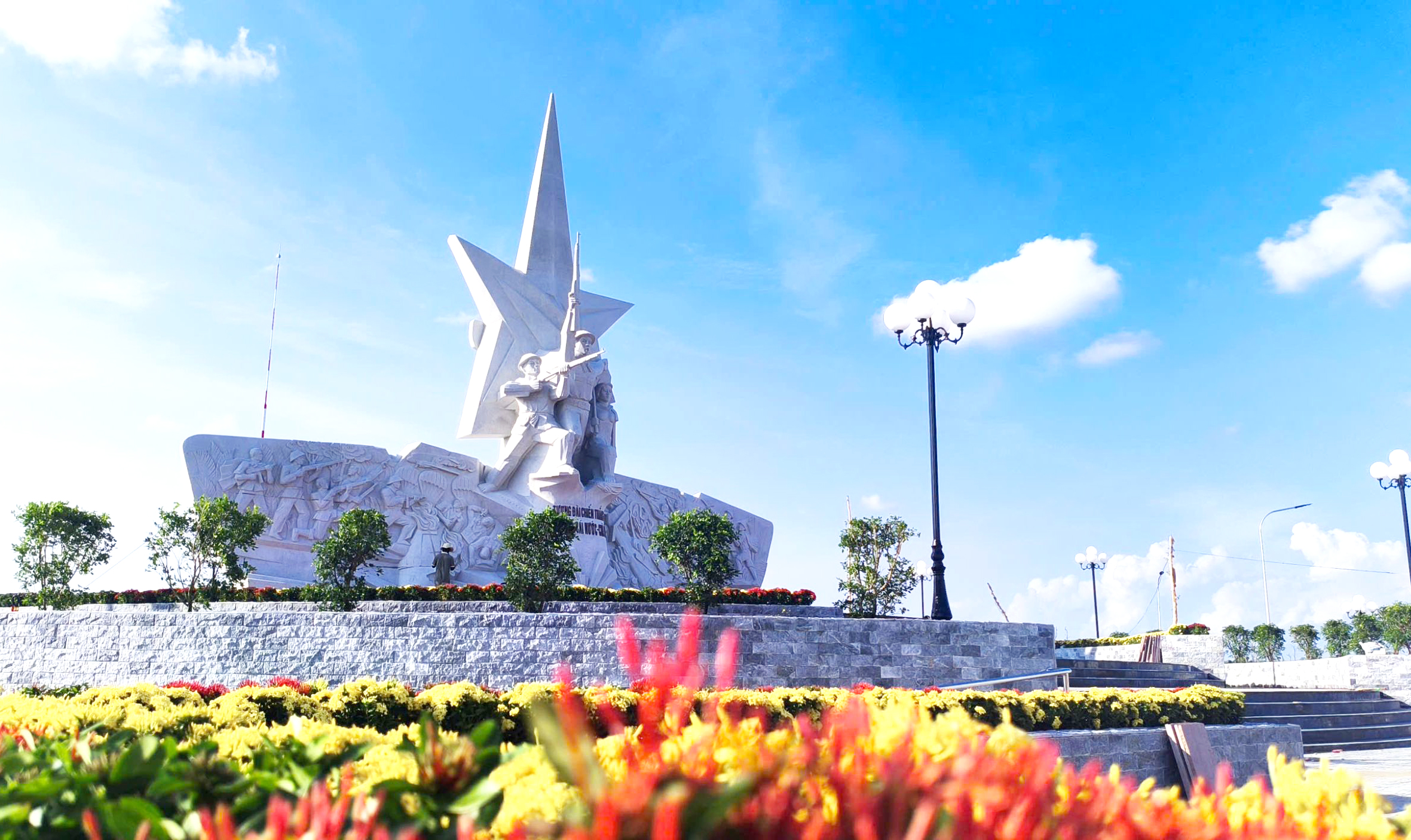 កាម៉ាវ សម្ពោធបណ្តុំស្តូបជ័យជម្នះដោយមានទុនវិនិយោគ ១០៦ ពាន់លានដុង